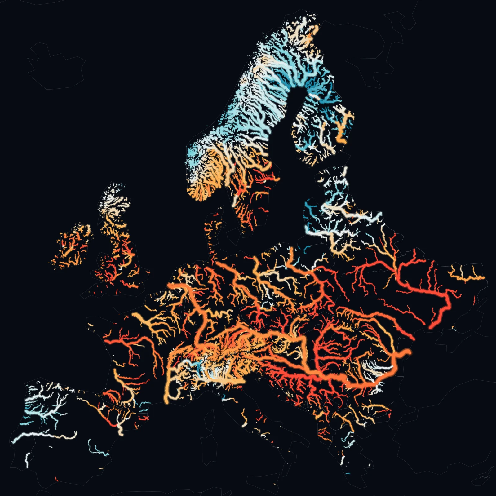 Mapa odcinków rzek Europy w kolorach przepływu w sierpniu 2026 jako odsetka normy: czerwień i pomarańcz w dorzeczu Dunaju, Niemczech, Francji i nad Loarą; biel i błękit w Skandynawii; biel na Półwyspie Iberyjskim.